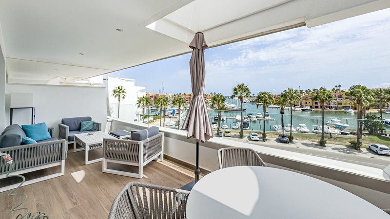 Apartment mit fabelhaften Blick auf die Marina und das Meer